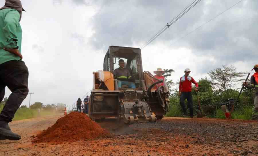 Deracre vistoria trabalho de pavimentação da estrada Transacreana